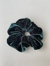 Lade das Bild in den Galerie-Viewer, Scrunchies